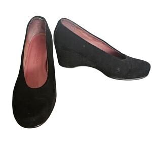 Andre Assous black suede platform pumps. Size 7.5